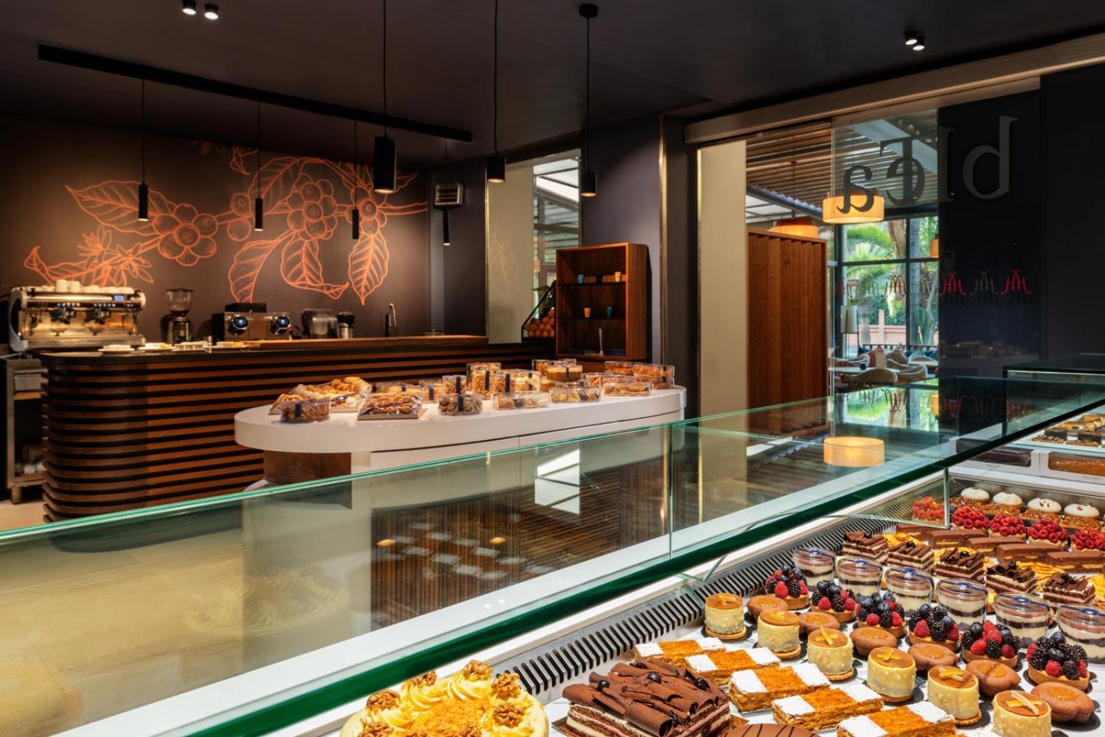 海微尼格spa酒店 马拉喀什 外观 照片 The interior of a Starbucks Reserve store in Milan, Italy